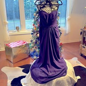 Beautiful light purple strapless dress. Size 14 Large bust. Fits length for 5"9.